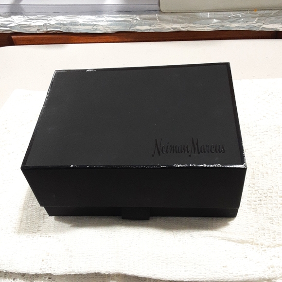 NEIMAN MARCUS GIFT BOX BLACK - Picture 1 of 7